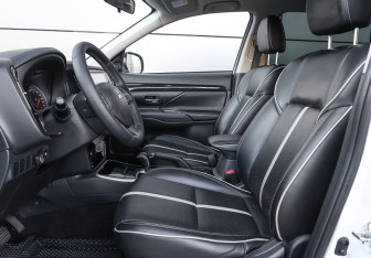 Подержанный автомобиль Mitsubishi Outlander 2022 года (15 фото)