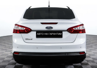 Подержанный автомобиль Ford Focus Sedan 2013 года (6 фото)