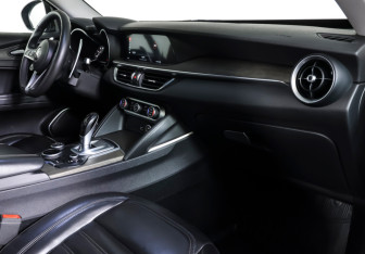 Подержанный автомобиль Alfa Romeo Stelvio 2017 года (9 фото)