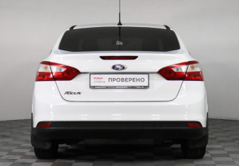 Подержанный автомобиль Ford Focus Sedan 2012 года (6 фото)