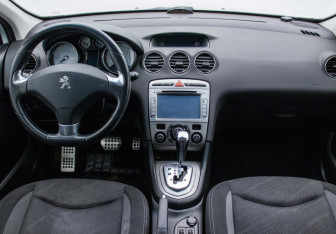 Подержанный автомобиль Peugeot 408 2014 года (13 фото)