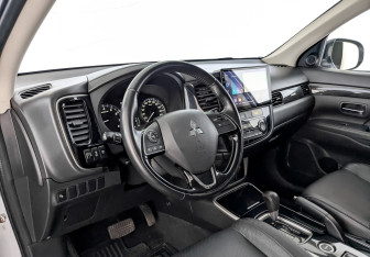 Подержанный автомобиль Mitsubishi Outlander 2017 года (16 фото)
