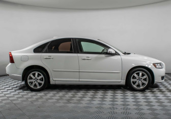 Подержанный автомобиль Volvo S40 2011 года (4 фото)