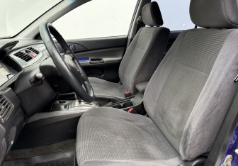 Подержанный автомобиль Mitsubishi Lancer Sedan 2003 года (10 фото)