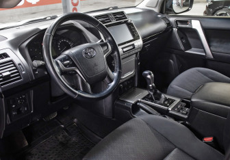 Подержанный автомобиль Toyota Land Cruiser Prado 2017 года (16 фото)