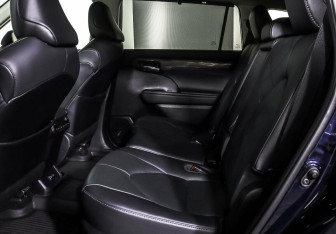 Подержанный автомобиль Toyota Highlander 2021 года (17 фото)