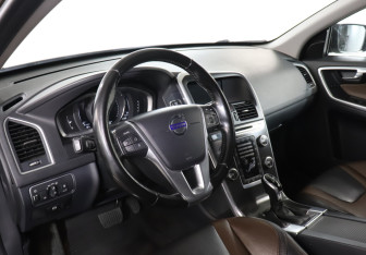 Подержанный автомобиль Volvo XC60 2015 года (13 фото)