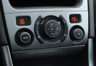 Подержанный автомобиль Peugeot 308 Hatchback 2010 года (15 фото)