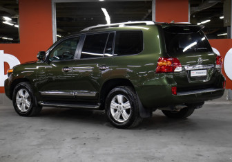 Подержанный автомобиль Toyota Land Cruiser Suv 2014 года (7 фото)