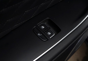 Подержанный автомобиль Hongqi HS5 2019 года (24 фото)