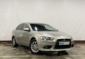 Подержанный автомобиль Mitsubishi Lancer Sedan 2012 года (3 фото)