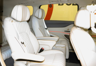 Подержанный автомобиль Voyah Dream 2023 года (20 фото)