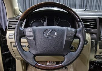 Подержанный автомобиль Lexus LX 2008 года (19 фото)