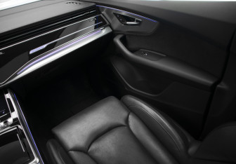 Подержанный автомобиль Audi Q7 2021 года (25 фото)