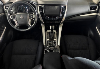 Подержанный автомобиль Mitsubishi Pajero Sport 2017 года (11 фото)