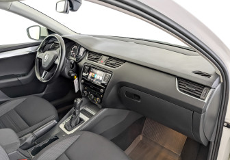 Подержанный автомобиль Skoda Octavia Liftback 2020 года (11 фото)