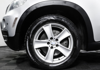 Подержанный автомобиль BMW X5 2009 года (26 фото)
