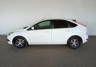 Подержанный автомобиль Ford Focus Hatchback 2010 года (8 фото)