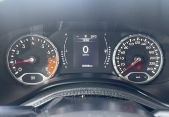 Подержанный автомобиль Jeep Renegade 2017 года (18 фото)