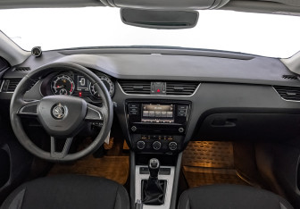 Подержанный автомобиль Skoda Octavia Liftback 2019 года (14 фото)