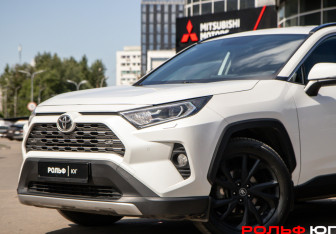 Подержанный автомобиль Toyota RAV4 2021 года (15 фото)