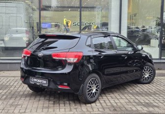 Подержанный автомобиль Kia Rio Hatchback 2016 года (8 фото)