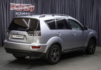 Подержанный автомобиль Mitsubishi Outlander 2011 года (5 фото)