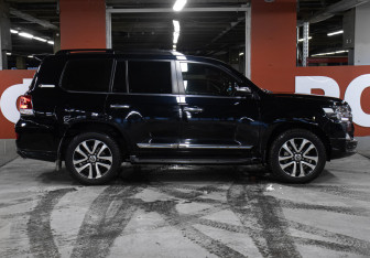 Подержанный автомобиль Toyota Land Cruiser Suv 2018 года (4 фото)
