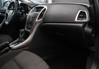 Подержанный автомобиль Opel Astra Hatchback 2010 года (9 фото)