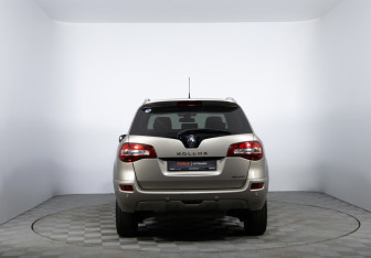 Подержанный автомобиль Renault Koleos 2010 года (6 фото)