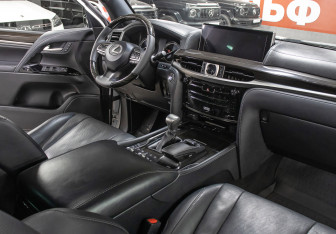 Подержанный автомобиль Lexus LX 2019 года (11 фото)