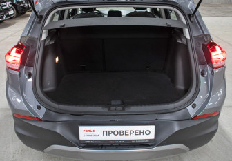 Подержанный автомобиль Chevrolet Tracker 2022 года (10 фото)