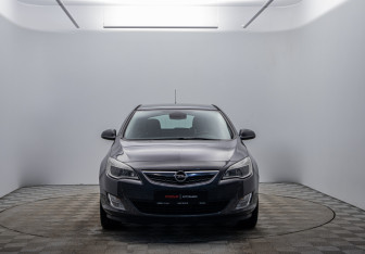 Подержанный автомобиль Opel Astra Hatchback 2011 года (2 фото)