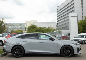 Подержанный автомобиль Changan UNI-V 2023 года (3 фото)