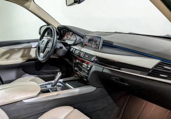 Подержанный автомобиль BMW X5 2015 года (11 фото)