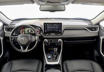 Подержанный автомобиль Toyota RAV4 2022 года (14 фото)