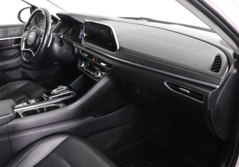 Подержанный автомобиль Hyundai Sonata 2020 года (10 фото)
