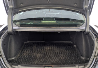 Подержанный автомобиль Renault Fluence 2011 года (10 фото)