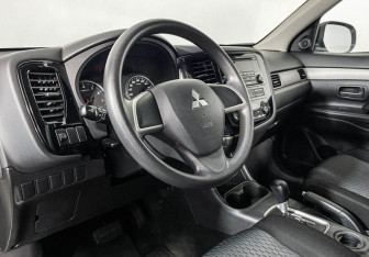 Подержанный автомобиль Mitsubishi Outlander 2012 года (13 фото)