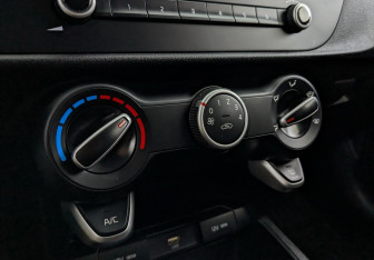 Подержанный автомобиль Kia Rio Hatchback 2022 года (14 фото)