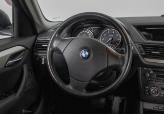 Подержанный автомобиль BMW X1 2013 года (15 фото)