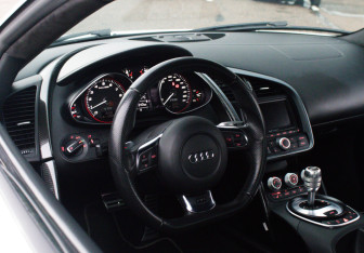 Подержанный автомобиль Audi R8 Coupe 2011 года (13 фото)