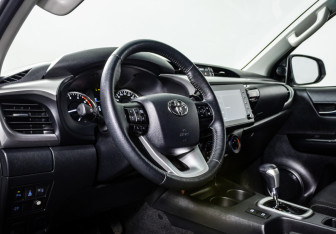 Подержанный автомобиль Toyota Hilux 2021 года (11 фото)