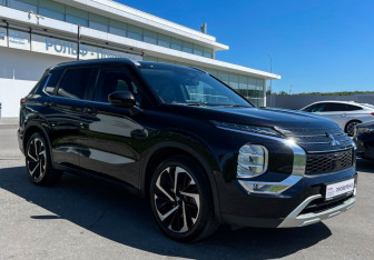 Подержанный автомобиль Mitsubishi Outlander 2023 года (3 фото)