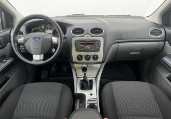 Подержанный автомобиль Ford Focus Sedan 2010 года (9 фото)