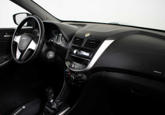 Подержанный автомобиль Hyundai Solaris Hatchback 2014 года (10 фото)