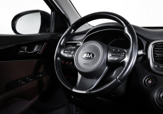 Подержанный автомобиль Kia Sorento 2017 года (17 фото)