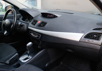 Подержанный автомобиль Renault Fluence 2011 года (9 фото)