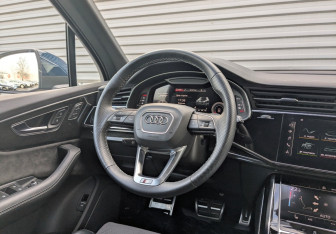 Подержанный автомобиль Audi Q7 2022 года (26 фото)
