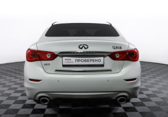 Подержанный автомобиль Infiniti Q50 2016 года (6 фото)
